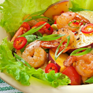 Salad tôm rau xanh cho bữa ăn cân bằng dinh dưỡng