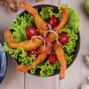 Tôm tẩm bột ăn cùng rau xanh và salad healthy