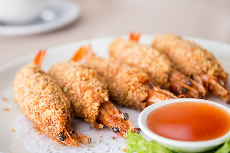 tôm tẩm bột chiên giòn vàng ăn kèm sốt chua ngọt