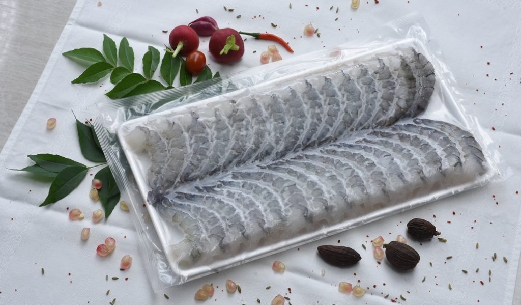 Tôm thẻ cấp đông đóng khay hút chân không, dạng phổ biến trên thị trường hiện nay